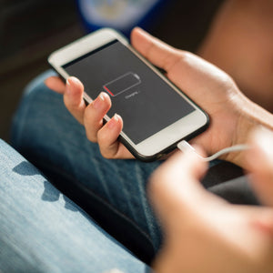 8 Easy Hacks to save phone battery from draining fast